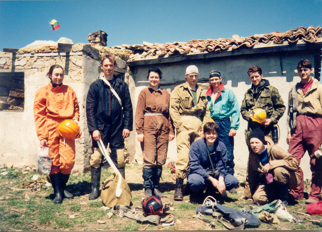 Iš kairės į dešinę stovi: Vaida, Artūras, Rita, Romas, Julius, Žilvinas, Tadas. Priekyje: Irena ir Aidas