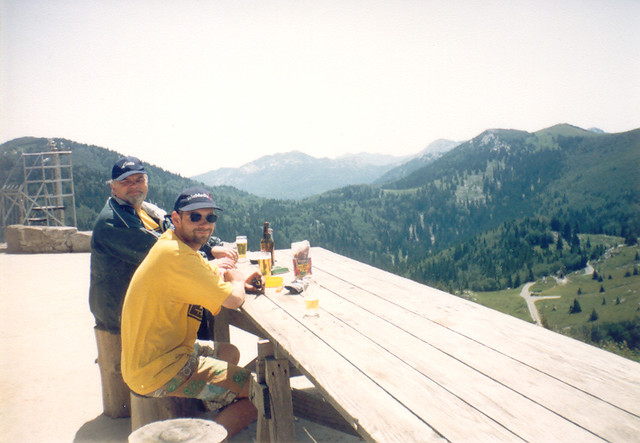 Pakilus ant kalno, galima paskambinti namo ir išgerti alaus