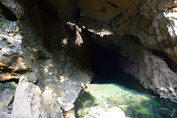 Įėjimas į Aenigmos urvą iš slėnio už Tunelio