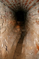 Tunelis maždaug 1,5 m aukščio 