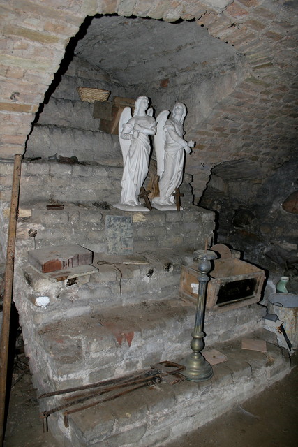 Senasis įėjimas (dešiniau altoriaus)