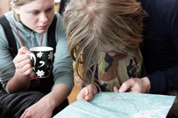 Tučkus su Irka studijuoja žemėlapį