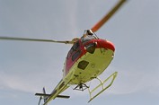 Sraigtasparniu į stovyklą užkeliamas krovinys