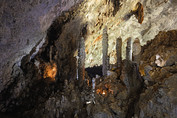 15 m. aukščio stalagmitai Tham En urve