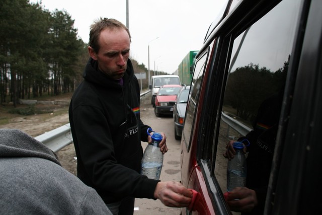 Sakė lenkai neįleidžia purvinų automobilių. Patikrinti to nedrįsome....