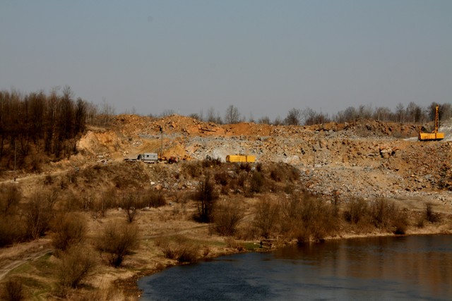 Gražus skardis prie upės dingo